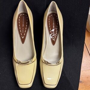 Bandolino Women's Yellow Heels